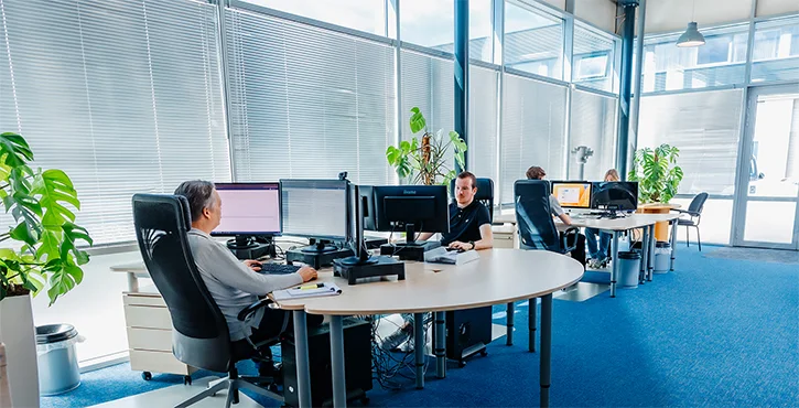 Het Hademax-team aan het werk in het kantoor in Rhoon